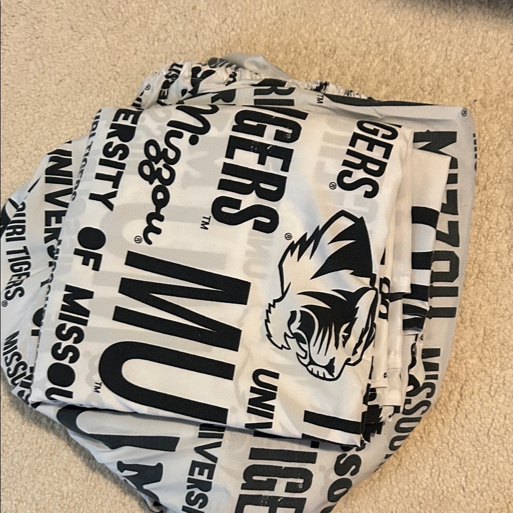University Logo Black & White Fitted Sheet - Collegiate Print